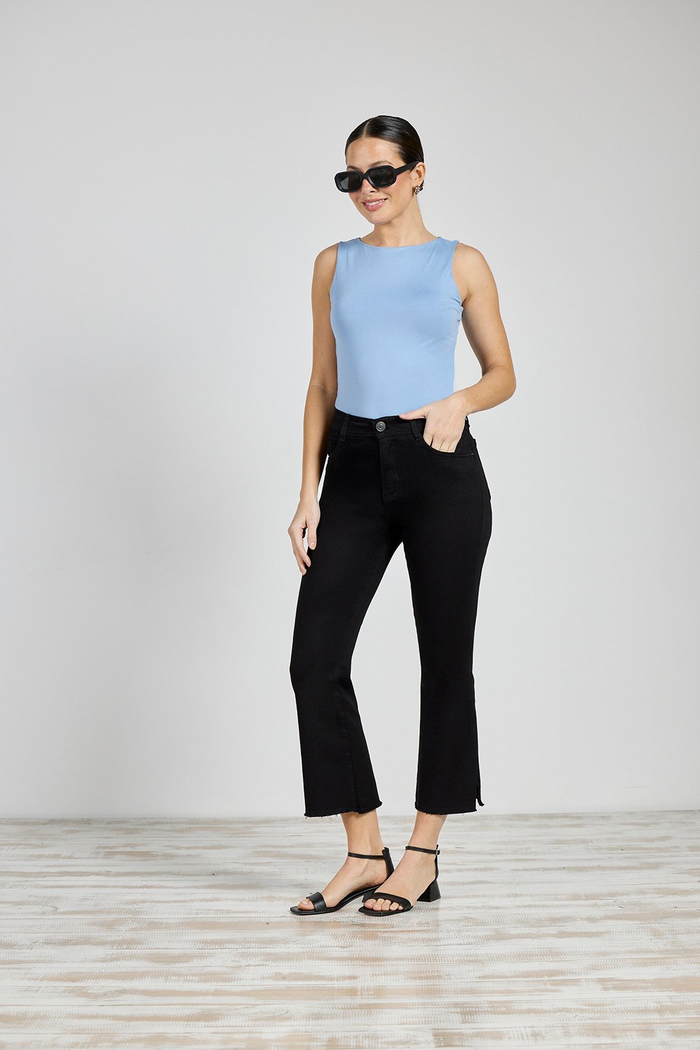 ART. 348 | CROP SEMI OXFORD NEGRO DEFLECADO C/ABERTURA EN BOTA ELASTIZADO