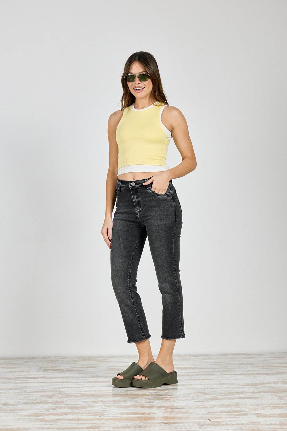 ART. 409 | CROP NEGRO HUMO BOTA DEFLECADO ELASTIZADO
