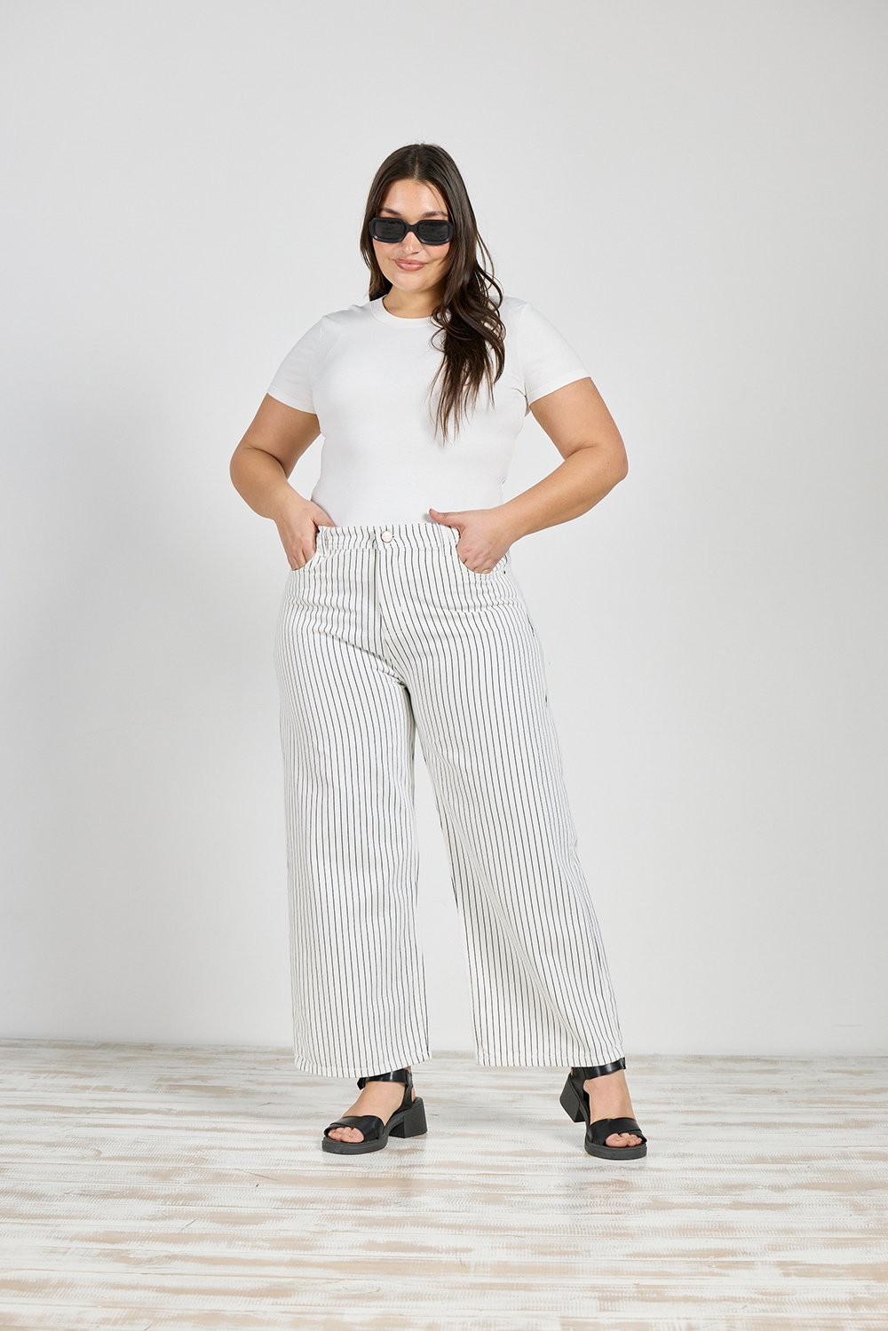 ART. 856 | WIDE LEG CROP BLANCO RAYADO RÍGIDO
