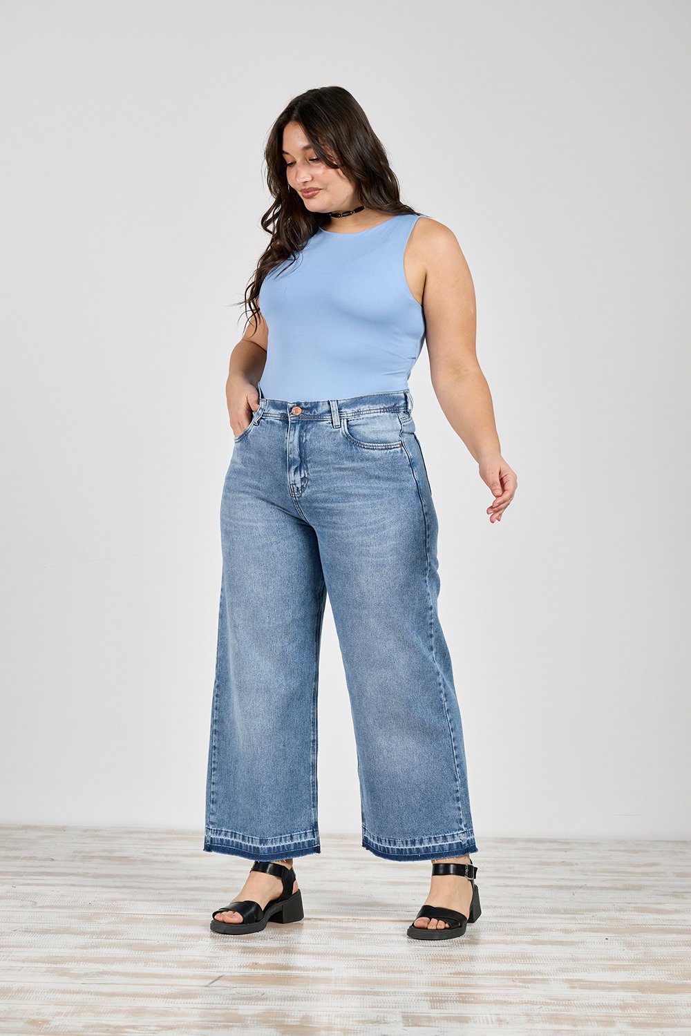 ART. 857 | WIDE LEG CROP STONE BOTA DESCOCIDA RÍGIDO