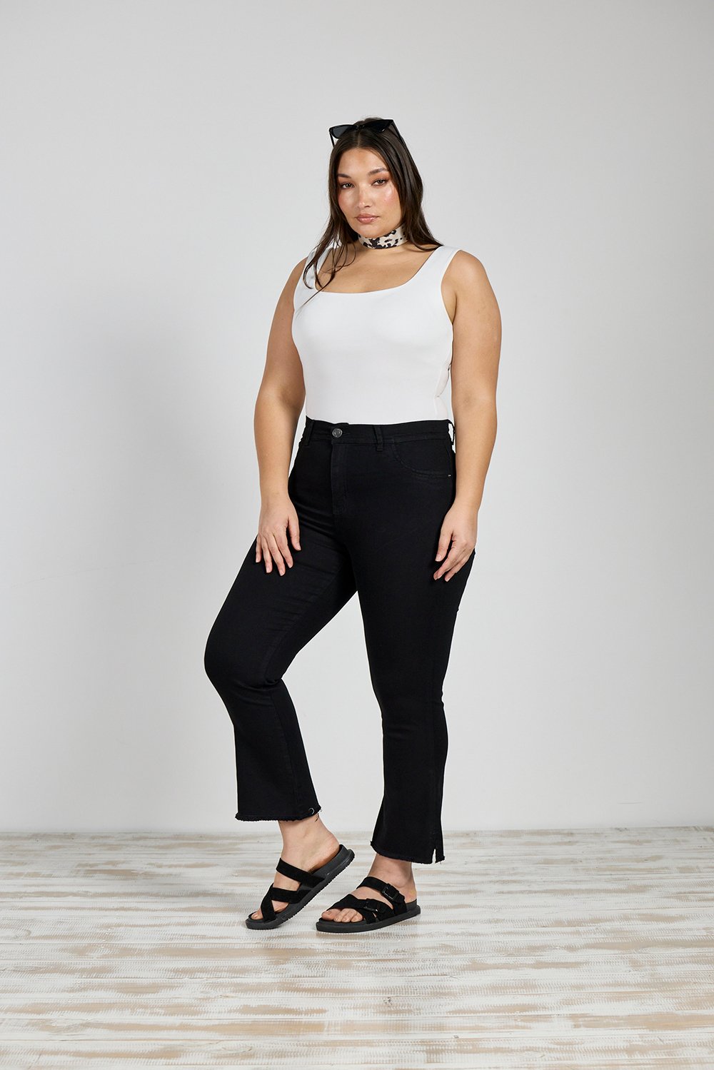 ART. 858 | CROP SEMI OXFORD NEGRO ABERTURA BOTA DEFLECADO ELASTIZADO