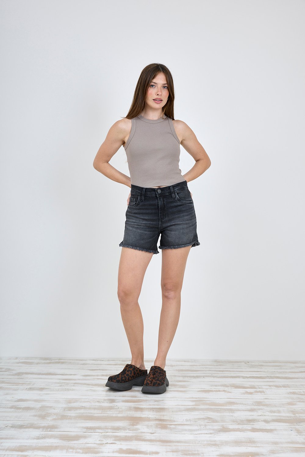ART. C-125 | SHORT NEGRO HUMO DEFLECADO CON ABERTURA LATERAL ELASTIZADO