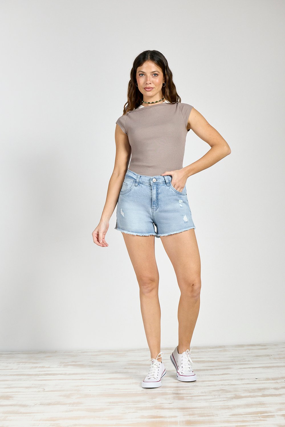 ART. C-67 | SHORT CELESTE CON ROTURA GANCHO LATERAL TAJO DEFLECADO ELASTIZADO