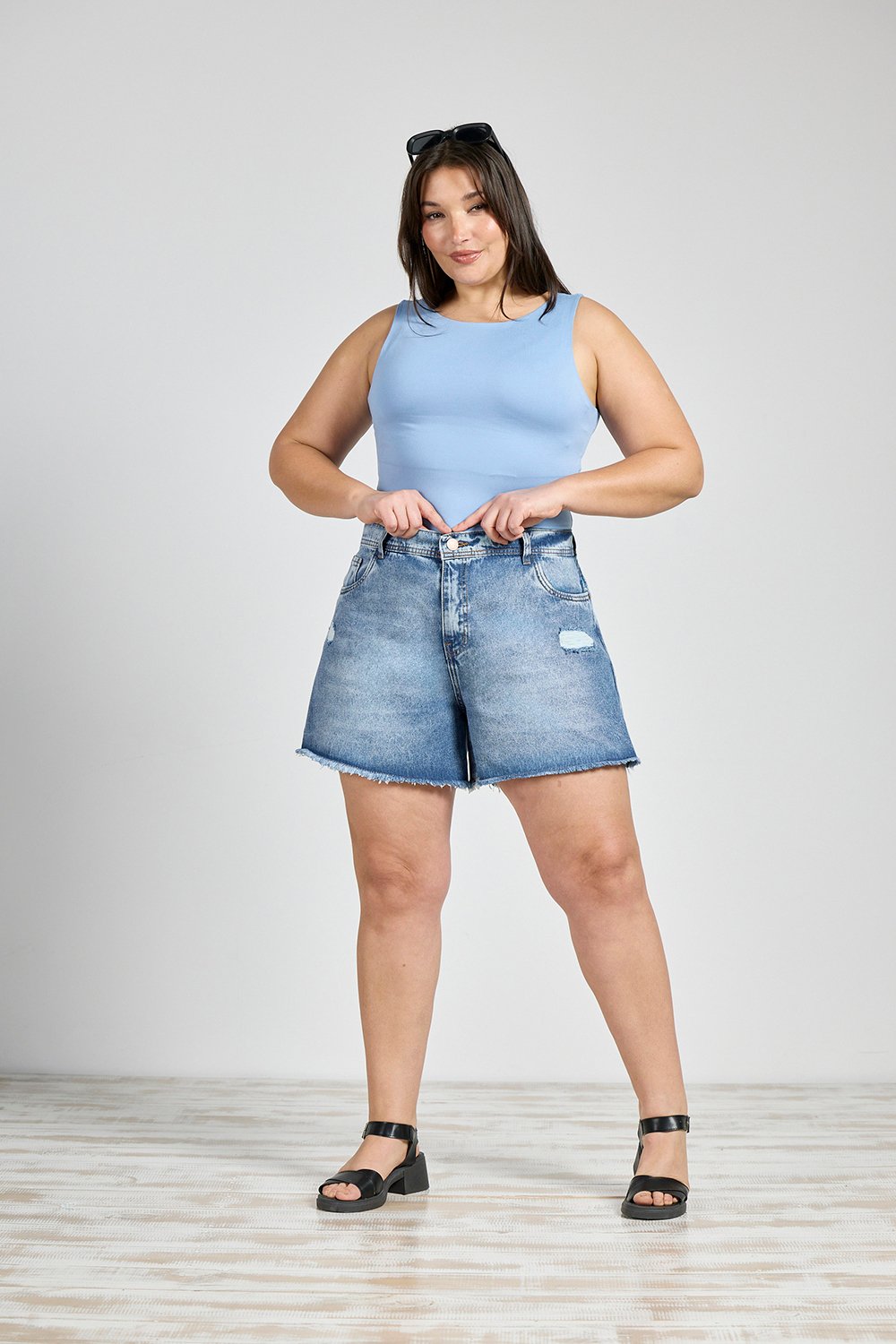 ART. M-541 | SHORT AZUL CON ROTURA DEFLECADO RÍGIDO