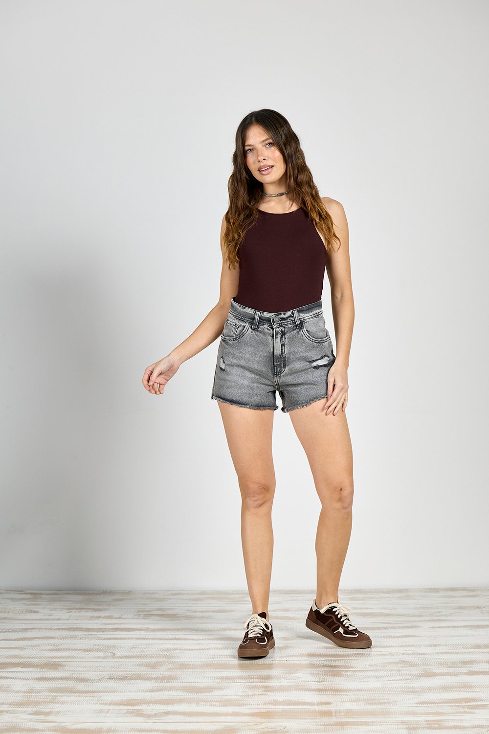 ART. C-51 |  SHORT GRIS CON ROTURA DEFLECADO RIGIDO