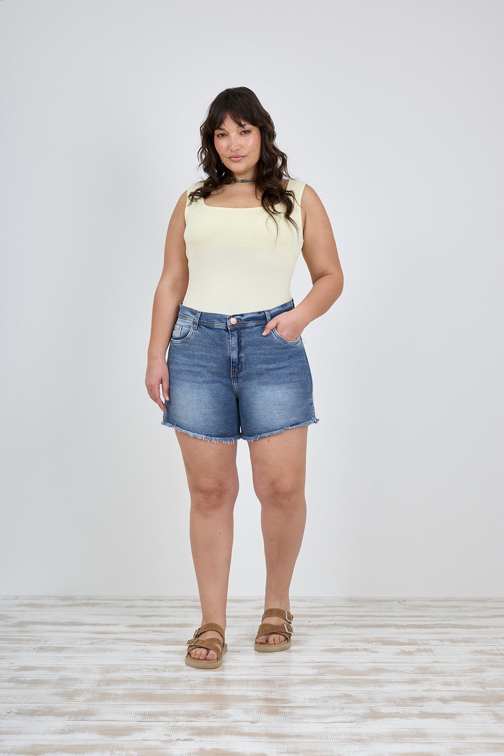ART. M-571 | SHORT STONE DEFLECADO CON ABERTURA LATERAL ELASTIZADO
