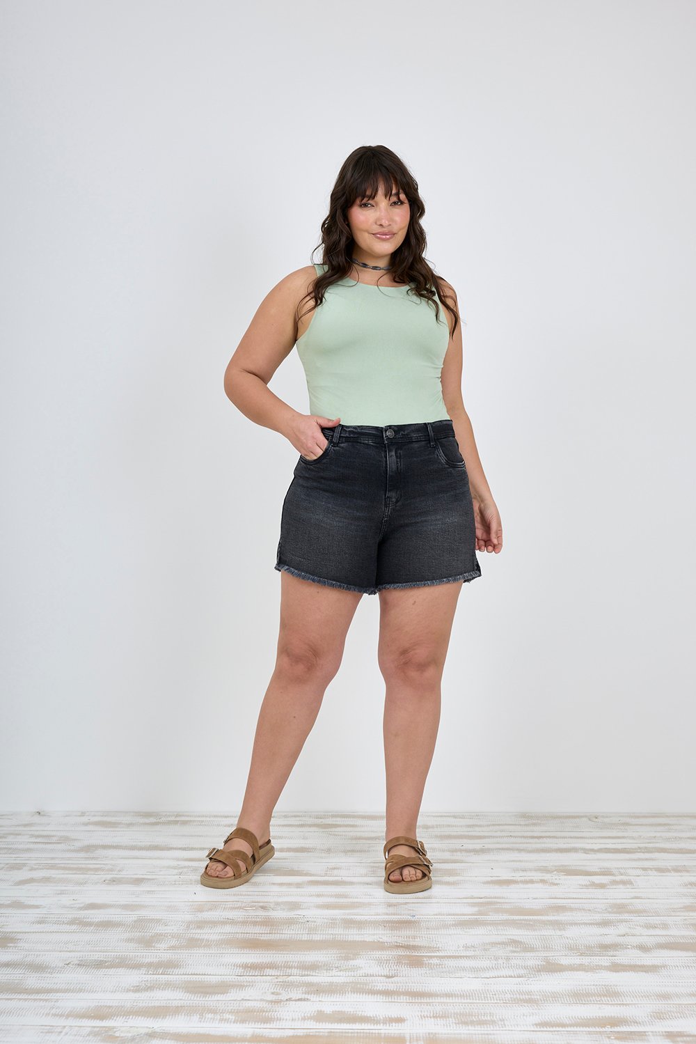 ART. M-572 | SHORT NEGRO HUMO DEFLECADO CON ABERTURA LATERAL ELASTIZADO