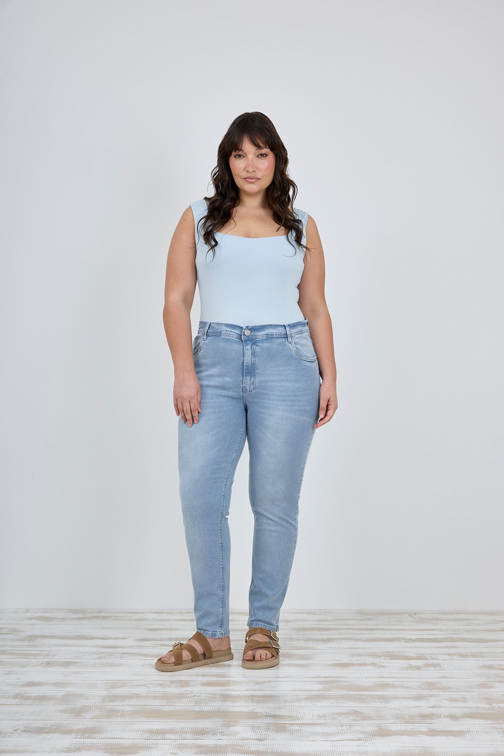 ART. 890 | CELESTE CLÁSICO CON STRAS BOLSILLO Y PASACINTO